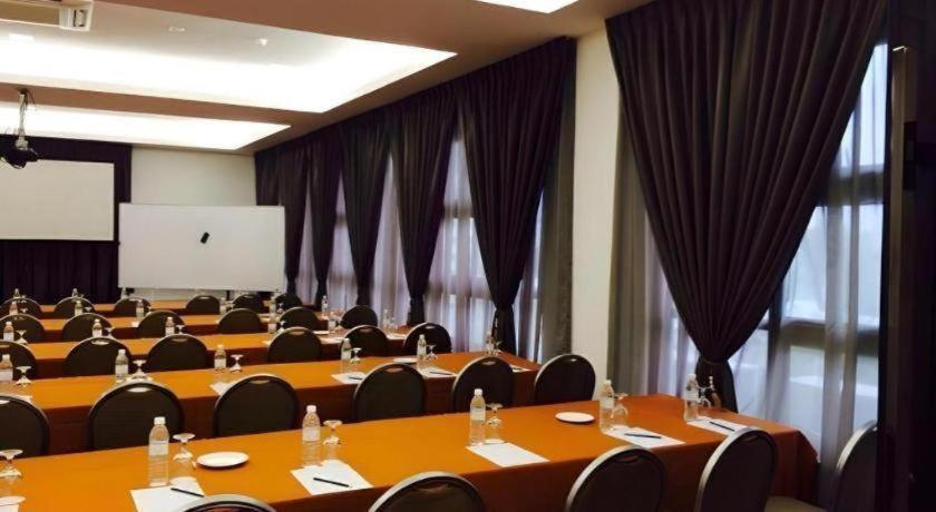 Lot 10 Boutique Hotel Кучінг Екстер'єр фото