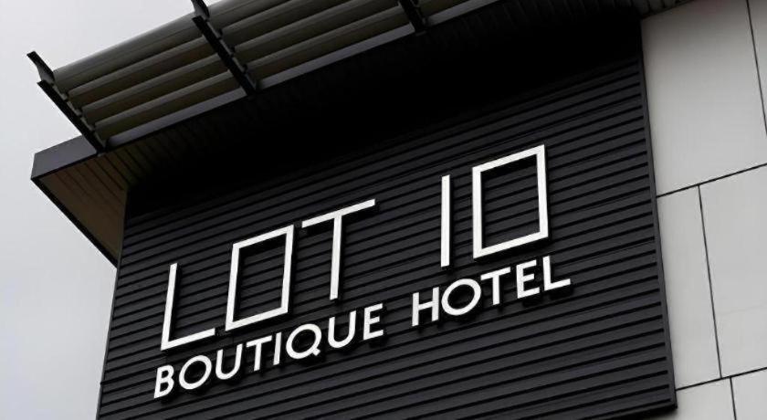Lot 10 Boutique Hotel Кучінг Екстер'єр фото